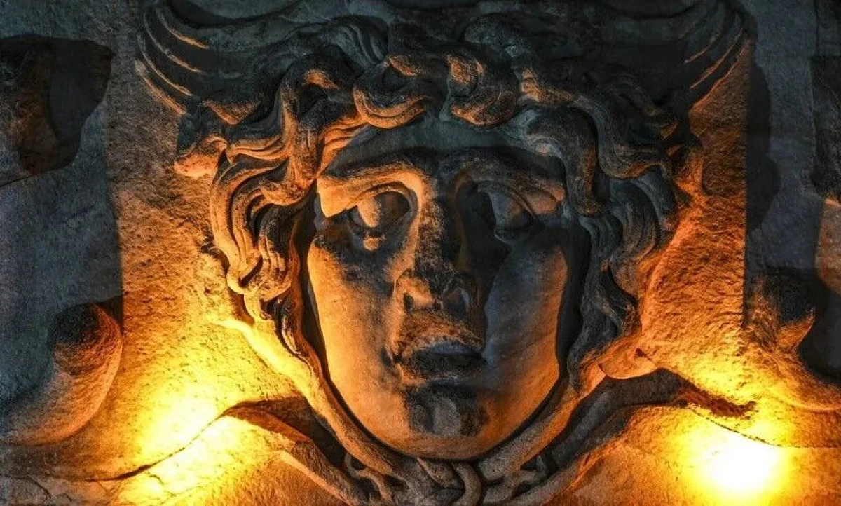 Night falls, history comes alive at T&uuml;rkiye's Temple of Apollo