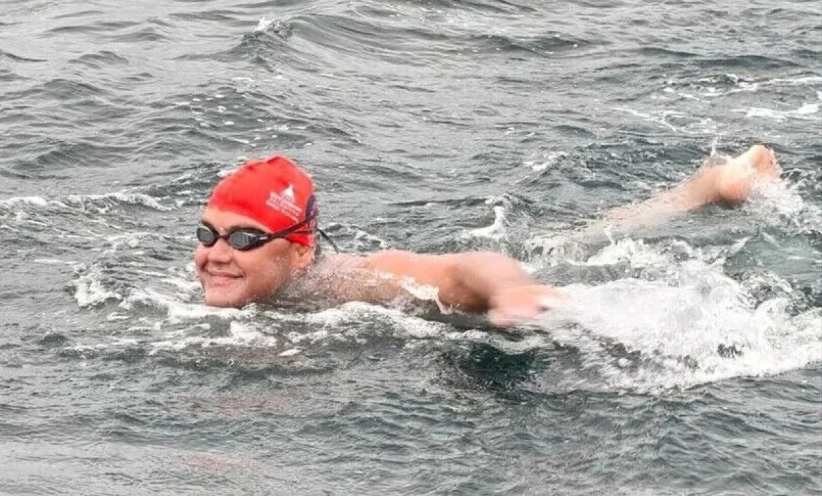 Otizmli ultra maraton y&uuml;z&uuml;c&uuml;s&uuml; Tuna Tunca, Kuzey Kanalı'nı ge&ccedil;ti