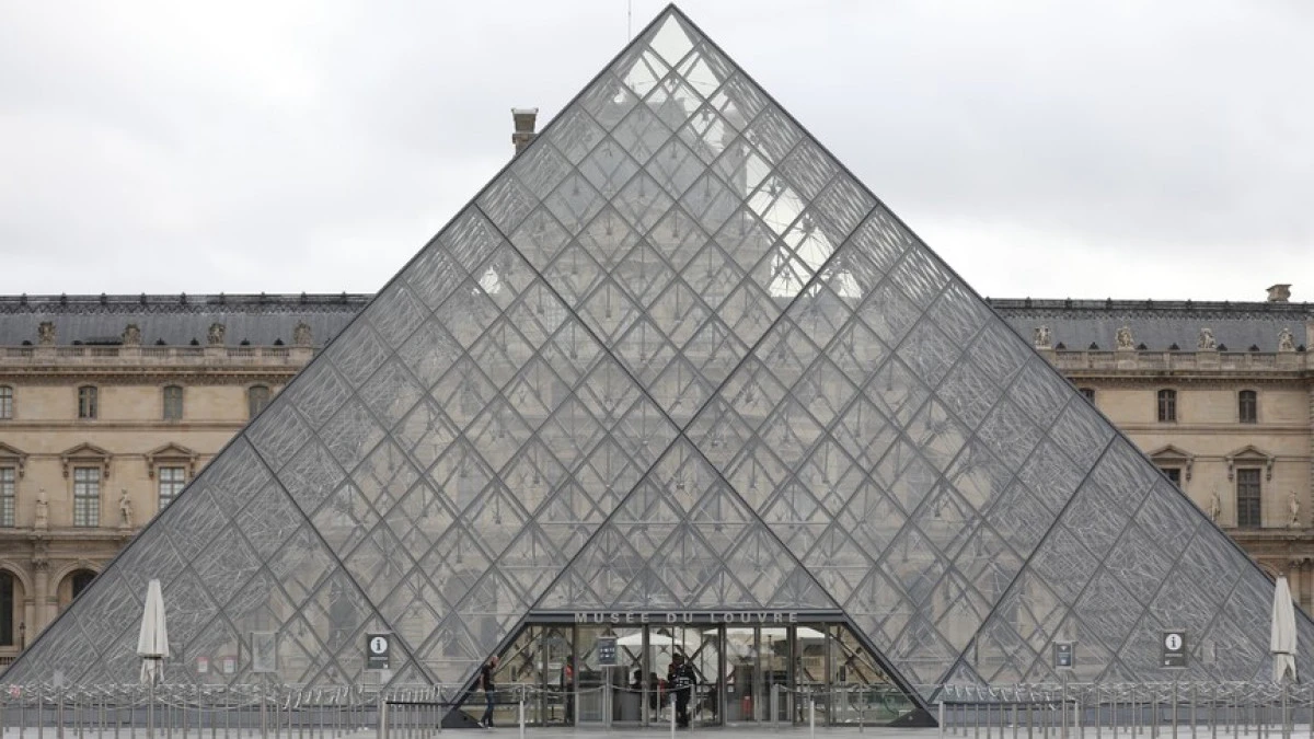 Paris'teki Louvre M&uuml;zesi aşırı sıcaklar nedeniyle kapılarını erken kapatacak