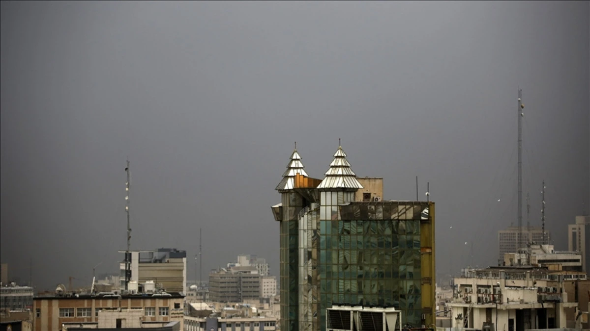 Petrol depolarının vurulmasının ardından Tahran&rsquo;ın g&ouml;ky&uuml;z&uuml;n&uuml; siyah bulutlar kapladı