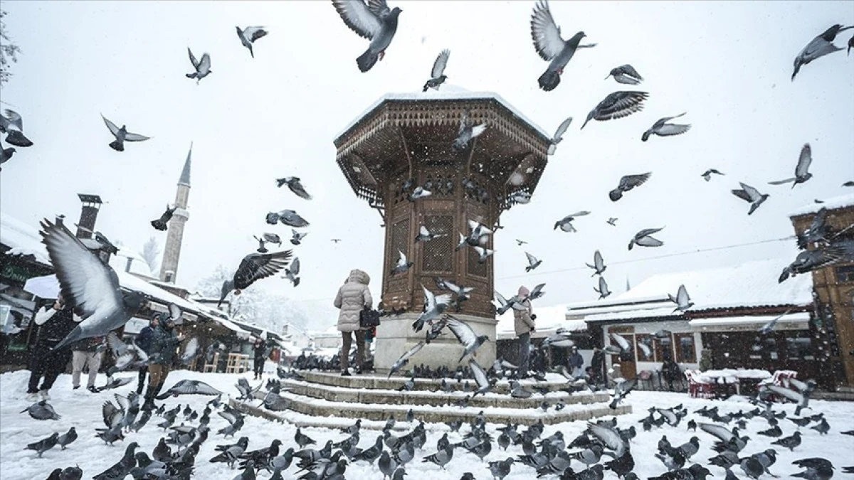 Saraybosna, kar yağışıyla beyaza büründü   