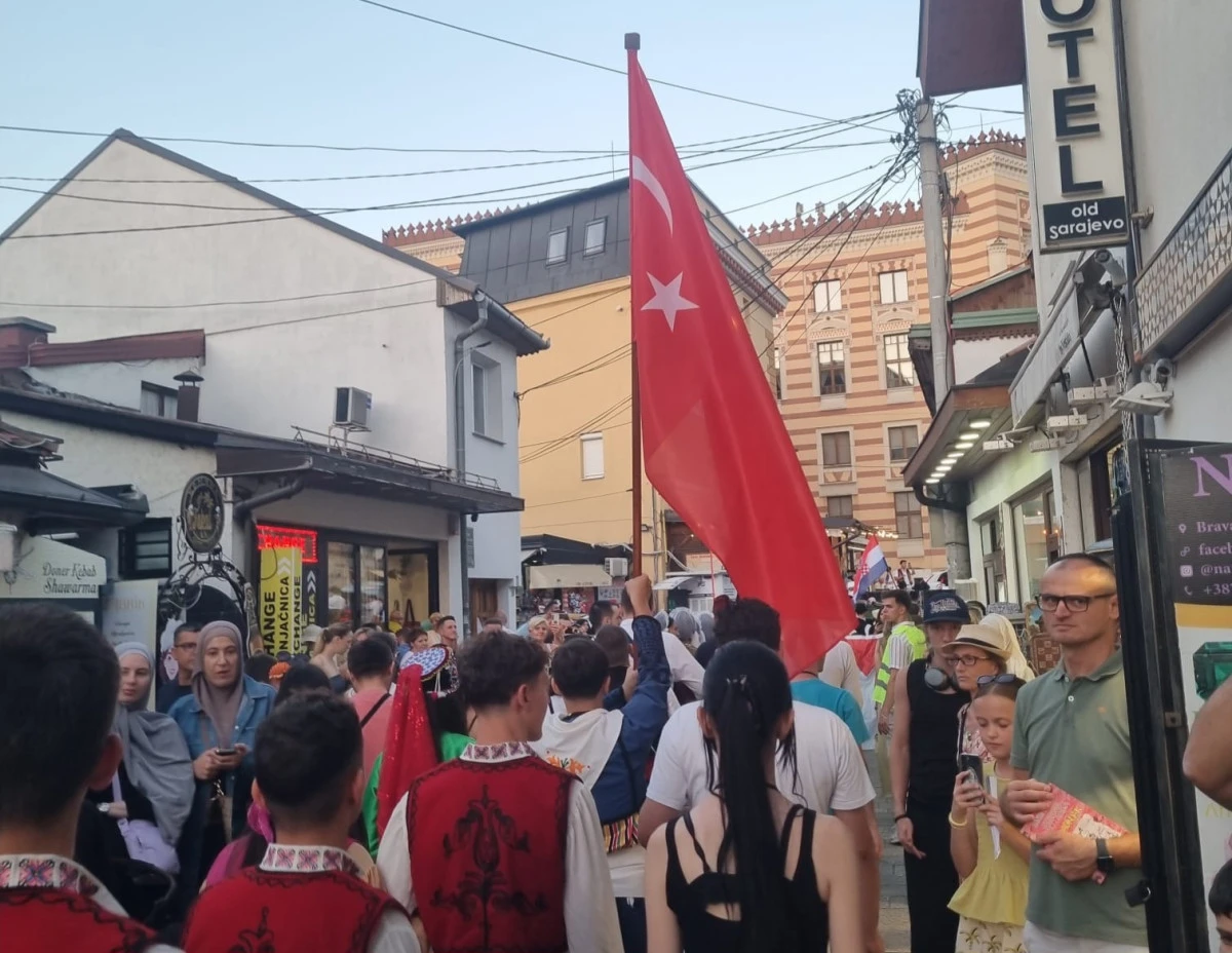 Saraybosna Sokaklarında T&uuml;rk Bayrağı Gururu