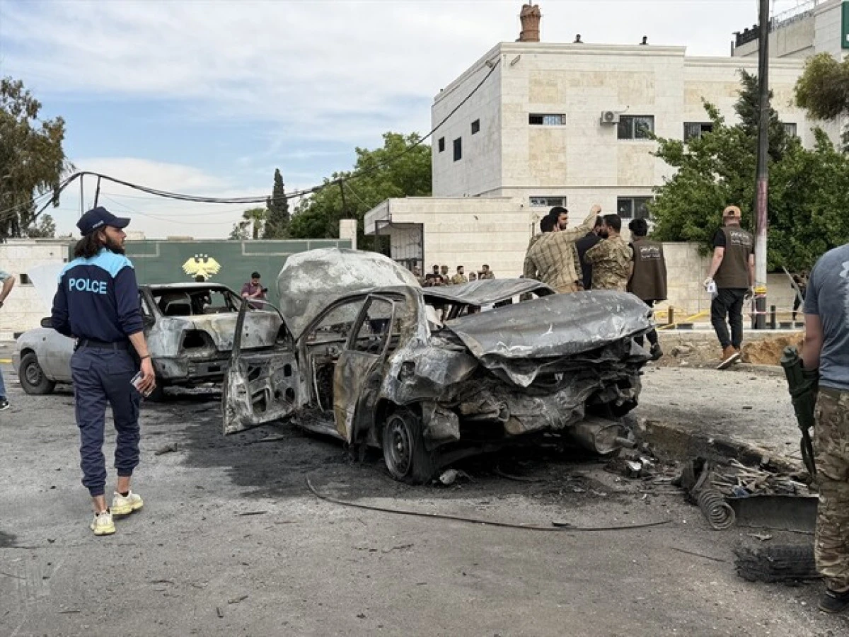 Syrian soldier killed, others injured in car bombing in Damascus