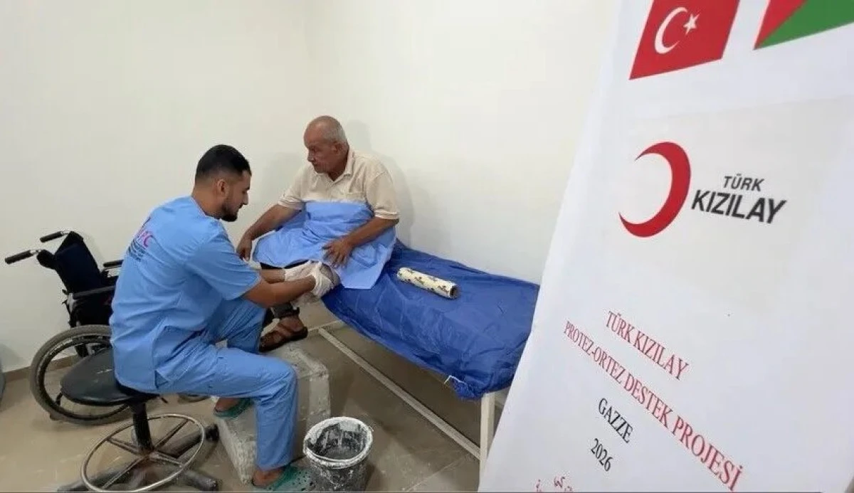 Turkish Red Crescent helps elderly Gaza man walk again after Israel confiscates his prosthetic limb