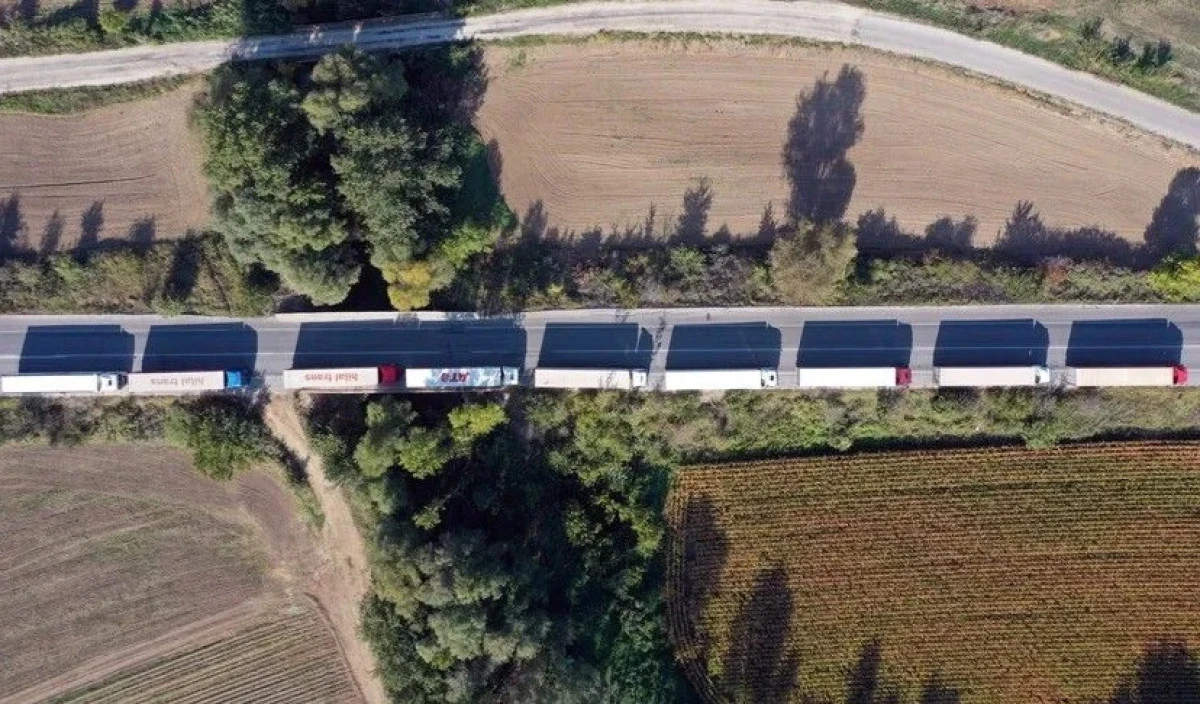 &Uuml;&ccedil; bakanlık, tır s&uuml;r&uuml;c&uuml;lerinin Schengen vizesi sorunlarını yakından takip ediyor