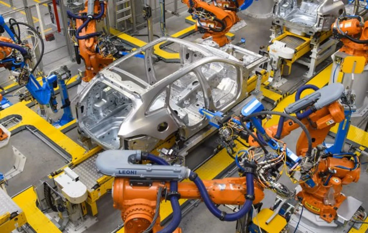 UK probably needs large new factory to meet target of 1.3m cars a year, say industry boss